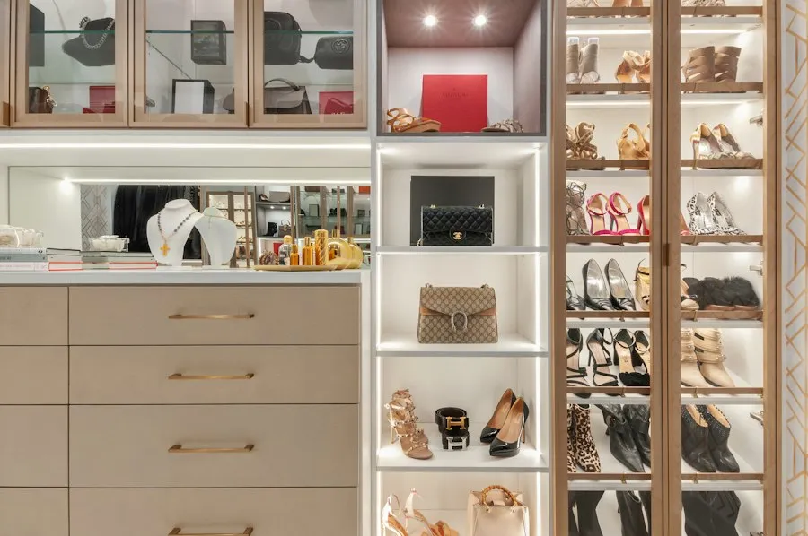 Photo wardrobe organization tips